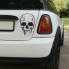 Plotrovaná nálepka na auto s motívom lebky so stekajúcimi prvkami, ostrý a temný dizajn vhodný na karosériu či sklo.