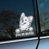 Plotrovaná nálepka s veselým psíkom plemena corgi a nápisom „Dog on board“, v hravom kreslenom štýle.