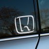 Plotrovaná nálepka s minimalisticky spracovaným logom Honda v tieni dizajne, moderný doplnok pre čistý tuningový štýl.