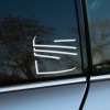 Plotrovaná nálepka s logom Seat v tieni dizajne, moderný a čistý motív pre decentný tuningový vzhľad vozidla.
