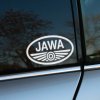 Plotrovaná nálepka s oválnym logom JAWA a symbolom krídel, ideálna pre fanúšikov klasických motocyklov tejto značky.