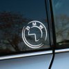 Plotrovaná nálepka s minimalisticky upraveným logom BMW v kruhovom tvare, moderný dizajn s prerušovanými líniami pre tuning štýl.