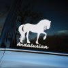 Plotrovaná nálepka andalúzskeho koňa s nápisom „Andalusian“, detailný dizajn s ladným postojom a výraznou hrivou.