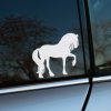 Plotrovaná nálepka s motívom koňa v elegantnom postoji, detailne spracovaná s dôrazom na tvar hrivy a chvosta.