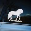 Plotrovaná nálepka frízskeho koňa s hustou hrivou a chvostom, doplnená nápisom „Friesian“, elegantný vyrezaný motív.