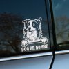 Plotrovaná nálepka border kólie s veselým výrazom a nápisom „DOG ON BOARD“, detailne spracovaný chlpatý motív psa.