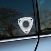 Plotrovaná nálepka zobrazujúca tvar rotoru z Wankelovho motora, typického pre vozidlá Mazda s rotačným motorom.