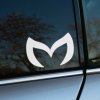 Plotrovaná nálepka s logom značky Mazda v modernom minimalistickom štýle, presne vyrezaný symbol so zaoblenými líniami.