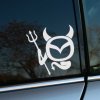 Plotrovaná nálepka s motívom diabla s rožkami a trojzubcom, zakomponovaným logom značky Mazda, originálny a odvážny dizajn.