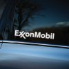 Plotrovaná nálepka s logom značky ExxonMobil, presne vyrezané písmo s charakteristickým dvojitým písmenom X, čistý dizajn.