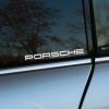 Plotrovaná nálepka s logom Porsche, čistý nápis v modernom geometrickom písme s presnými hranami a rovnými líniami.