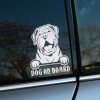 Plotrovaná nálepka s motívom psa plemena shar pei a nápisom DOG ON BOARD, detailne vyrezaný dizajn s typickými záhybmi srsti a ozdobným písmom.