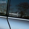 Plotrovaná nálepka CUPRA s pulznou čiarou umiestnenou za logom, precízne vyrezaný technický dizajn s dynamickým a energickým vizuálnym štýlom.