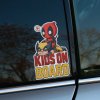 Tlačená nálepka s postavičkami Deadpoola a Wolverina v štýle chibi a nápisom KIDS ON BOARD, veselý komiksový dizajn s výraznými farbami.