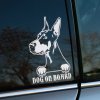 Plotrovaná nálepka s motívom psa plemena doberman a nápisom DOG ON BOARD, precízne vyrezaný dynamický dizajn s výraznými ušami a detailmi.
