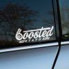 Plotrovaná nálepka s motívom turbodúchadla a nápisom Boosted Status, dynamický dizajn v skriptovom štýle s výrazom výkonu.