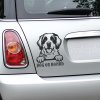 Plotrovaná nálepka na auto s motívom rozosmiateho bernardína. Pes má labky s pazúrmi položené na hrane, pod ním je text „DOG ON BOARD“.