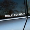 Plotrovaná nálepka na auto s textom "100% ELECTRIC", kde je písmeno C štylizované do tvaru elektrickej zástrčky.