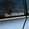 Plotrovaná nálepka na auto s textom "Bad Bitches Only", vyrezaná fólia s motívom elegantného, ručne písaného písma (script font).