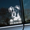 Plotrovaná nálepka s motívom psa, konkrétne plemena Boxer, ktorý vykukuje s textom "DOG ON BOARD" pod ním.