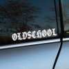 Plotrovaná nálepka s nápisom OLDSCHOOL v historickom fraktúrnom písme. Jednofarebný vyrezávaný motív s ozdobnými líniami.