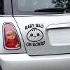 Plotrovaná nálepka, roztomilá postavička knedličky s nápisom BABY BAO ON BOARD, vyrezaná z čiernej fólie do presných kontúr.