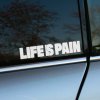Plotrovaná nálepka LIFE IS PAIN, vyrezávaný text s tučným bezpätkovým písmom, minimalistický dizajn s lineárnym usporiadaním.