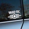 Plotrovaná nálepka s logom Vault-Tec pozostávajúcim z kruhu s tromi čiarami po stranách a nápisom VAULT-TEC navrchu.