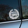 Plotrovaná nálepka znázorňujúca vavrínový veniec v tvare kruhu, v ktorom je umiestnený nápis s textom MINI COOPER.