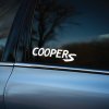 Plotrovaná nálepka pozostávajúca z nápisu v bezpätkovom fonte doplneného o dynamické písmeno s textom COOPER S.