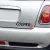 Plotrovaná nálepka pozostávajúca z nápisu v bezpätkovom fonte s výrazne predĺženým písmenom a textom COOPER S.