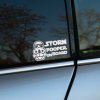 Plotrovaná nálepka s postavou v helme a trojriadkovým recesistickým nápisom s textom STORM POOPER ON BOARD.