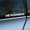 Plotrovaná nálepka športovej divízie, ktorú tvorí dizajnové písmeno N s lomenou linkou a nápisom Performance.