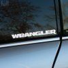 Plotrovaná nálepka s textom WRANGLER, model vozidla Jeep s jednotným nápisom v bold písme.