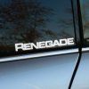 Plotrovaná nálepka s textom RENEGADE v hrubých technických písmenách, model vozidla Jeep.