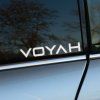 Plotrovaná nálepka s nápisom „VOYAH" v modernom technickom písme bez ďalších grafických prvkov.