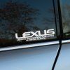 Plotrovaná nálepka s technickým písmom a akronymom LEXUS – LEADING ENGINEERING XCELLENCE ULTIMATE SILENCE.