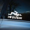 Plotrovaná nálepka nápisom "I ♥ SUSHI" a grafickým zobrazením ľudí v netradičnej polohe.