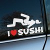 Plotrovaná nálepka nápisom "I ♥ SUSHI" a grafickým zobrazením ľudí v netradičnej polohe.