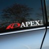 Plotrovaná nálepka na auto s logom APEXi, čierny nápis s červeným oblúkovým symbolom vytvoreným z vyrezanej fólie.