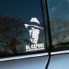 Plotrovaná nálepka na auto s portrétom Al Caponeho v klobúku, doplnená menom Alphonse Gabriel Capone v blokovom písme.