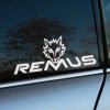 Biela nálepka „Remus“ s ikonickým motívom vlčej hlavy na zadnom bočnom okne auta predstavuje symbol sily, výkonu a dynamiky. Moderný dizajn a ostré línie loga vynikajú na tmavom skle, čím dodávajú vozidlu športový a agresívny vzhľad. Táto nálepka je ideálna pre fanúšikov špičkových výfukových systémov a motoristického tuningu, ktorí chcú zdôrazniť charakter svojho vozidla. Skvelý doplnok pre tých, ktorí oceňujú kvalitu a štýl.