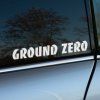 Plotrovaná nálepka s logom značky GROUND ZERO v originálnom gotickom písme, ktoré má výrazné a ostro rezané línie znakov.