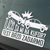 Biela nálepka s textom "Tlačíš sa mi na kufor? Test bŕzd zadarmo" a grafickým motívom dvoch zrážajúcich sa áut na zadnom okne auta. Táto vtipná nálepka je ideálna pre vodičov, ktorí chcú upozorniť ostatných, aby si udržali bezpečný odstup a zároveň pobaviť okolie. Perfektný doplnok pre tých, ktorí hľadajú originálne a humorné nálepky na auto, ktoré dodajú vozidlu jedinečný charakter a prinesú úsmev na tvár ostatných účastníkov cestnej premávky.