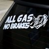 Plotrovaná nálepka na auto s výrazným nápisom „All gas no brakes“ a dynamickým motívom akcelerujúcej nohy.