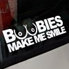Na obrázku je biela nálepka na zadnom okne auta s textom "BOOBIES MAKE ME SMILE", kde písmená "OO" sú štylizované tak, aby pripomínali prsia. Nálepka je výrazná a zábavná, určená pre tých, ktorí chcú svojmu vozidlu dodať hravý a neformálny charakter. Čierne pozadie skla kontrastuje s bielym textom, čo zabezpečuje, že nálepka okamžite upúta pozornosť. Tento doplnok je ideálny pre každého, kto hľadá originálny spôsob, ako vyjadriť svoj humor na cestách.