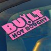 Plotrovaná nálepka „Built not bought“ v ružovej farbe s motívom kľúča, štýlová a nápadná nálepka na auto s výrazným posolstvom.