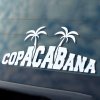 Štýlová nálepka s nápisom „Copacabana“ a ikonickými palmami prináša nádych exotiky a letnej atmosféry na zadné okno auta. Biele písmo a dizajn paliem evokujú slnko, pláže a bezstarostné chvíle, pripomínajúc legendárnu brazílsku pláž Copacabana. Táto nálepka je ideálnym doplnkom pre cestovateľov a milovníkov leta, ktorí chcú svojmu vozidlu dodať originálny vzhľad a štipku dovolenkového ducha.