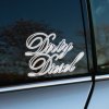 Plotrovaná nálepka „Dirty Diesel“ s výrazným kaligrafickým písmom, perfektná nálepka na auto pre fanúšikov naftových motorov.