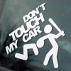 Vyrezávaná nálepka s nápisom „Don't touch my car“, doplnená o motív postavy s palicou útočiacej na kľačiacu postavu.